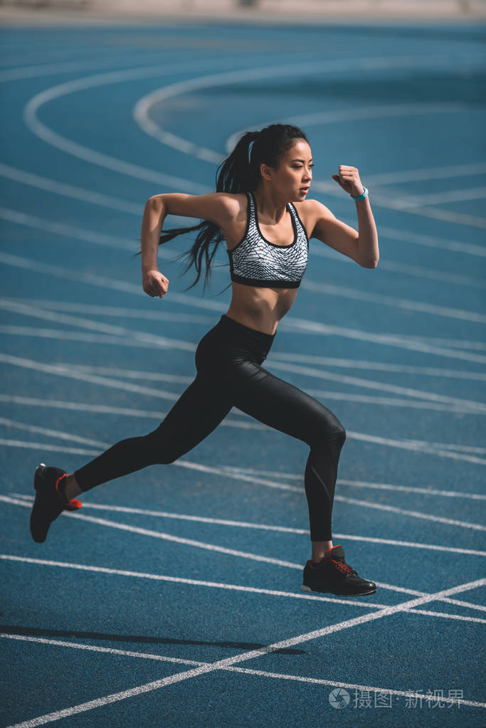 女运动员在跑道上训练