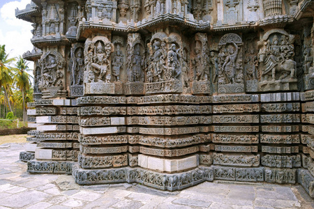 华丽的 bas relieif 和雕塑的印度教神, Kedareshwara 寺, Halebid, 卡纳塔, 印度