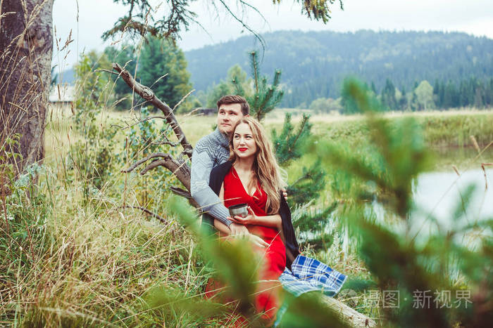 两个恋人许诺手牵手的爱