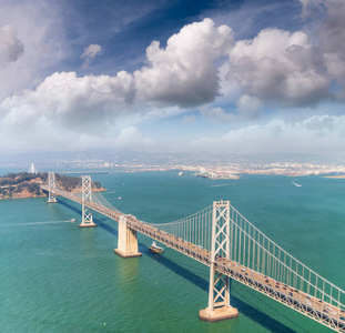 从直升机上看旧金山海湾大桥的空中景观