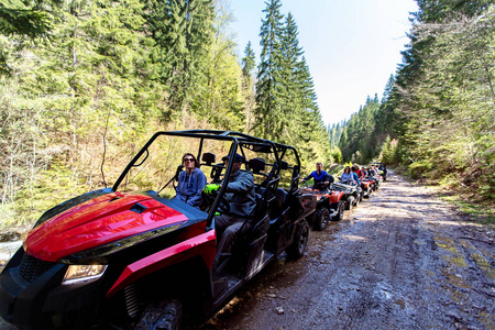 旅游团在山上 Atvs 和 Utvs 旅行