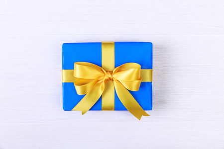 黄色蝴蝶结的礼品盒。目前的蓝包