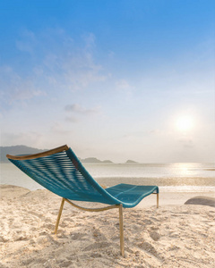 在日落的热带海滩上的沙滩椅。浅的勤俭节俭