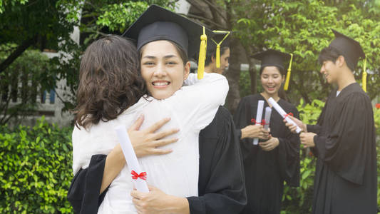 女学生的毕业服与帽子拥抱父在祝贺仪式