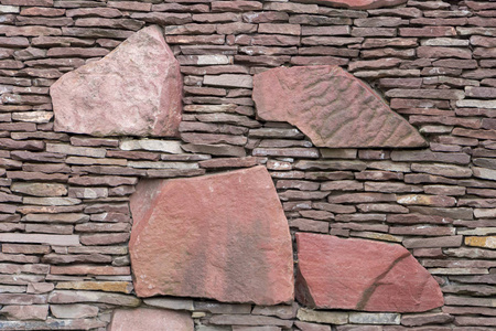 用长方形石头, 红色和灰色窗帘的无缝石砌体
