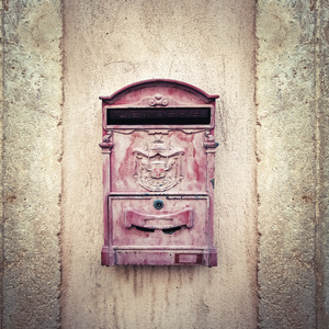 石头墙上的老式信箱