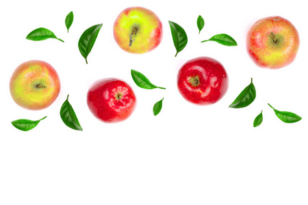 红色的苹果, 用绿色的叶子点缀在白色背景上, 用复制空间为您的文本, 顶部视图