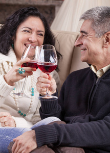 中年白种异性恋夫妇放松, 喝红酒