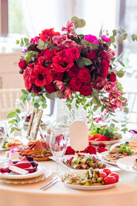 表设置豪华婚礼接待处。美丽的花朵，在桌子上