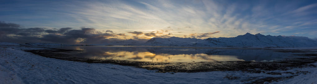 从峡湾在冰岛的日落