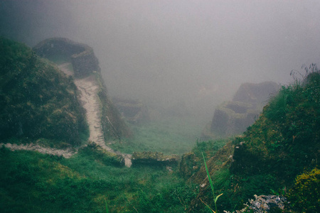 印加小径上薄雾中的古石遗址。秘鲁。南美。没有人