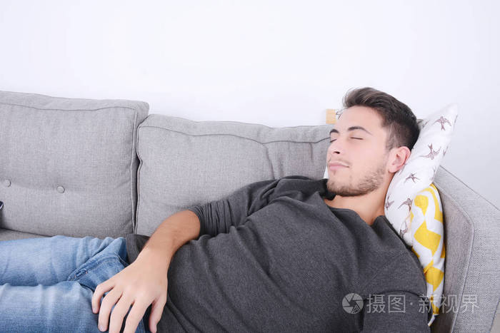 躺在沙发上的男人