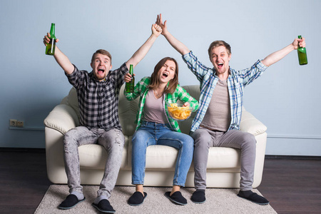 快乐的朋友或球迷在电视上看足球, 庆祝胜利。友谊, 体育和娱乐概念