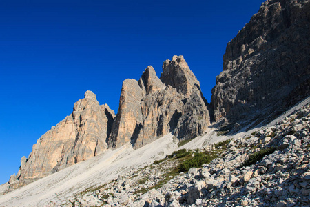 Lavaredo 三峰附近的白云岩全景图