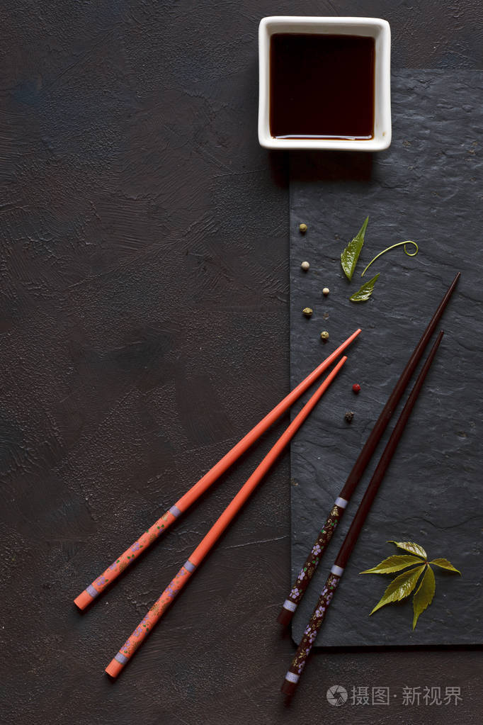 黑桌背景下白色碗中的筷子特写照片