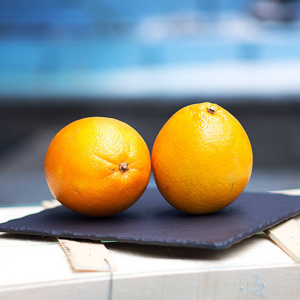 切开橘子桌子上有两个橘子照片