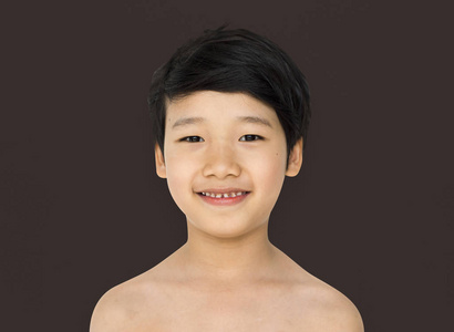 裸着上身开朗的亚洲男孩