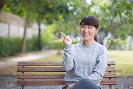 幸福的女人，在公园指向要复制空间