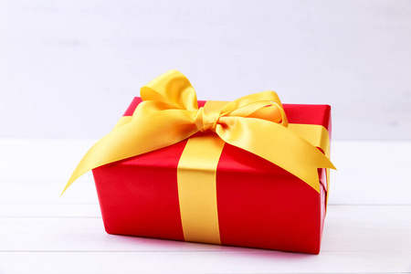 黄色礼品盒黄色蝴蝶结的礼品盒.红本包照片