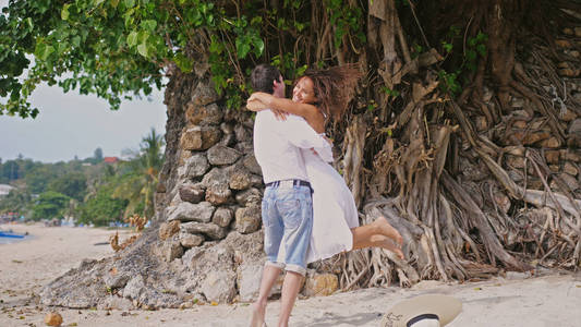 微笑着情侣在爱快乐情人节概念年轻的男人女人拥抱站在一起下大树男性