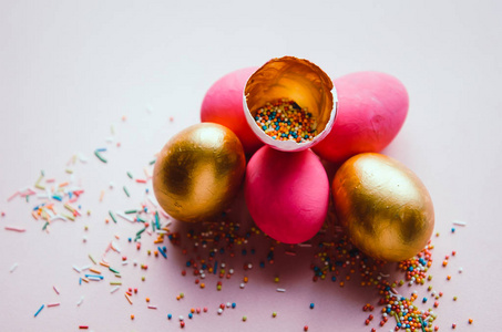 粉色和金色复活节彩蛋与糖果洒