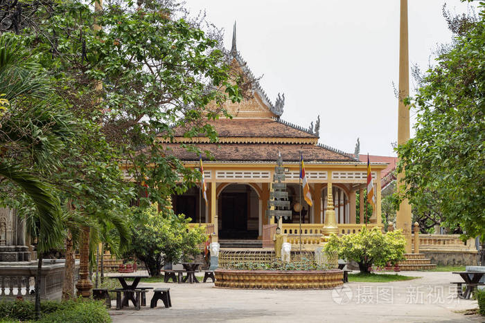 柬埔寨暹粒敦纳达吴塔寺的佛教建筑。传统的泰国或高棉宝塔。有装饰的佛教圣地。屋顶山墙结束。佛教笏和公园。柬埔寨观光旅游