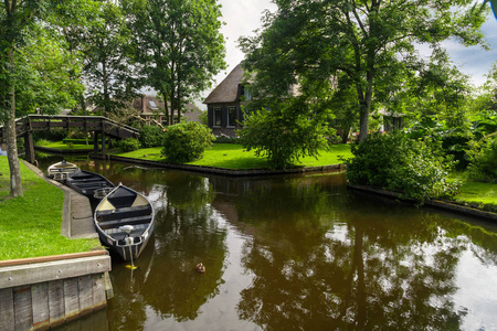 帆船在 Giethoorn 运河