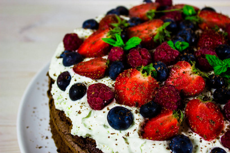Flourless 巧克力蛋糕Flourless 面筋免费巧克力蛋糕装饰的覆盆子, 草莓和蓝莓