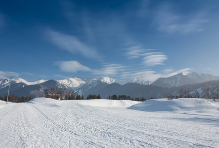 空路与巨大的雪银行两边上多云的冬季的一天