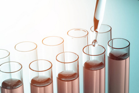 实验室试管中的吸管在实验室科学实验中的试验用化学试剂