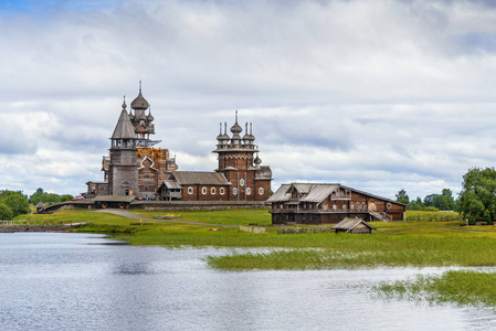 历史遗址约会从第十七世纪在 Kizhi 海岛, 俄国. 从奥涅加湖查看