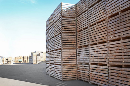 在露天仓库的木箱子照片