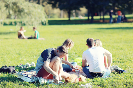 中学生春游图片