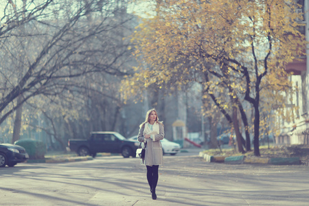 小女孩通过莫斯科走在秋天