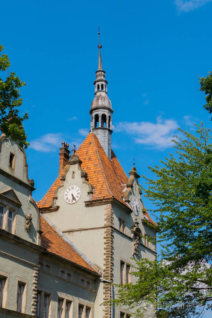 一座有着美丽建筑的古老房子上面有一个尖尖的尖顶屋顶上有一个高高的