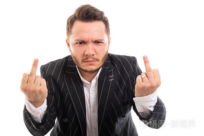 在白色背景下显示双中指的愤怒商业人肖像