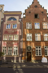 在格但斯克老城街道上美丽的历史建筑的门面。波兰