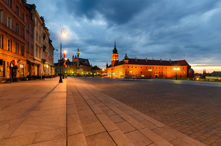在华沙，波兰古城里的城堡广场