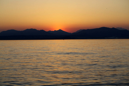 在加尔达湖的美丽日落