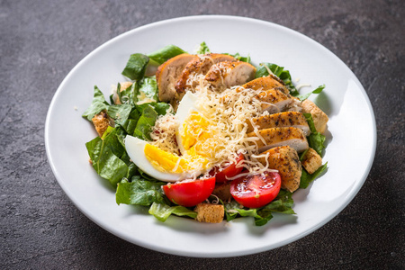 凯撒沙拉配鸡乳房和西红柿照片