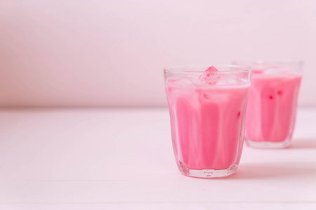 粉红色草莓奶昔木