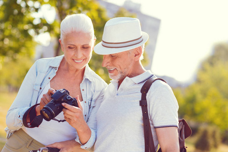 志同道合正面志同道合的夫妇看着照片后, 家庭拍摄照片