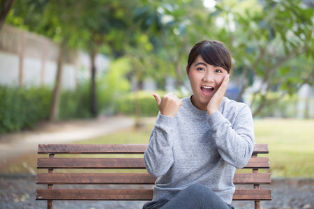 幸福的女人，在公园指向要复制空间