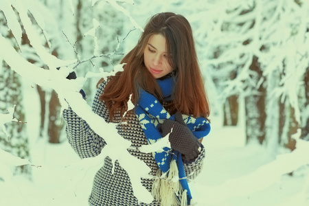 女孩在公园里穿的羊毛手套