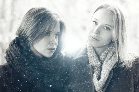在冬季的两个年轻女友