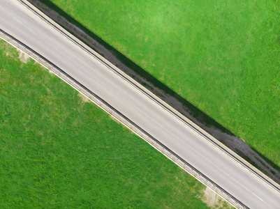 绿草公路桥梁鸟瞰图