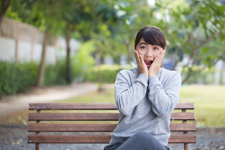 幸福的女人在公园有惊喜