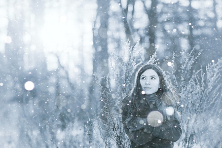 在白雪皑皑的丛林中的黑发女孩