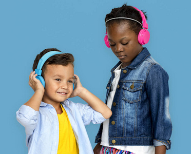 孩子们听音乐的耳机
