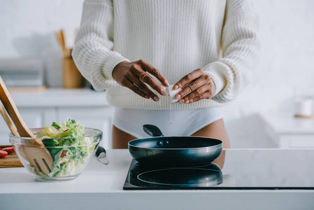 女人吃鸡蛋图片